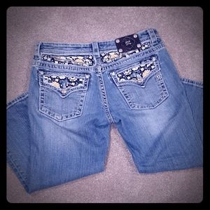 Miss me capris, flower embroidery detail. Sz. 30